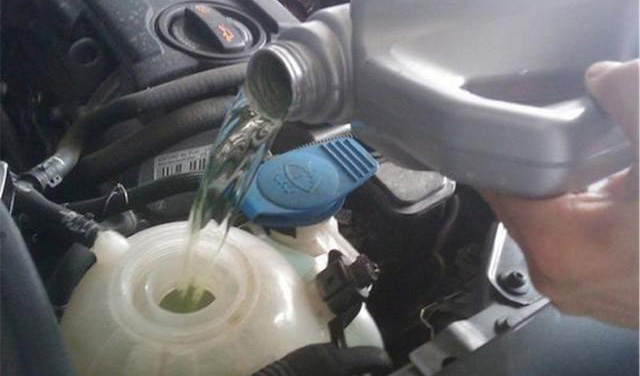 汽车冷却液为什么有很多种颜色？能混加吗？